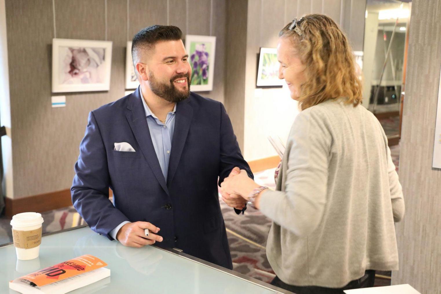 Participantes da comunidade em sessão de networking